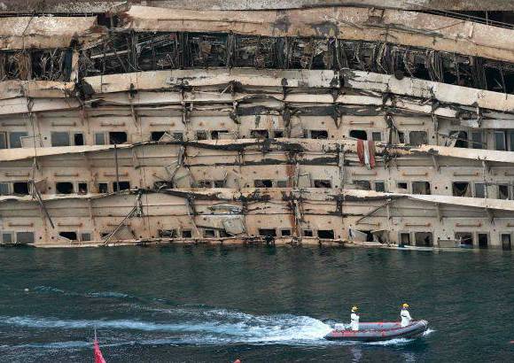 Reuters - Del mar de la isla del Giglio, donde el crucero había encallado, resurgió la otra parte del casco, completamente deformada y abollada al haber quedado aplastada durante 20 meses contra los escollos.