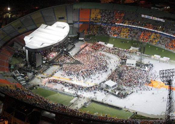 Robinson S&#225;enz - Sobrevuele junto con EL COLOMBIANO el concierto de Madonna. Las grader&#237;as se comienzan a llenar cada vez m&#225;s y a nadie le importa la lluvia, ni la espera, todos quieren ver a su artista.