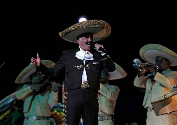 AP - La ceremonia de apertura comenzó con la interpretación del himno nacional de México, cantado por Vicente Fernández.