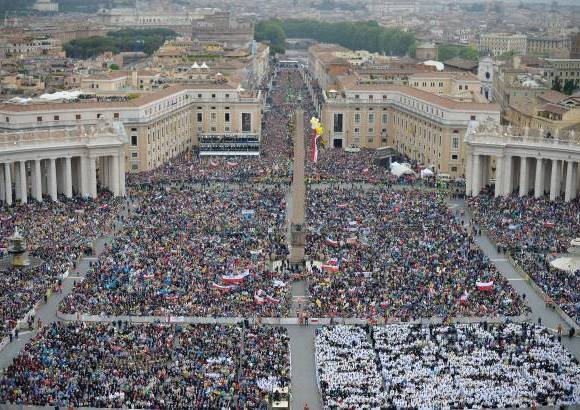 FOTO AFP - La multitud que se extendía desde la plaza de San Pedro hasta el río Tíber y más allá rompió en aplausos.