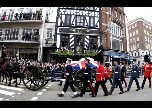 Reuters - El cortejo fúnebre de la exprimer ministra británica, Margaret Thatcher, pasa por Ludgate Circus en su camino a la Catedral.