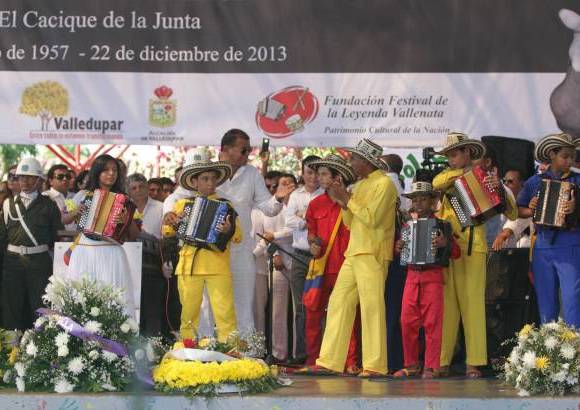 FOTO ALEX HEREIRA - Enviado especial Valledupar - M&#225;s de cinco acordeones sonaron al un&#237;sono evocando las notas de las canciones del Cacique de la Junta.