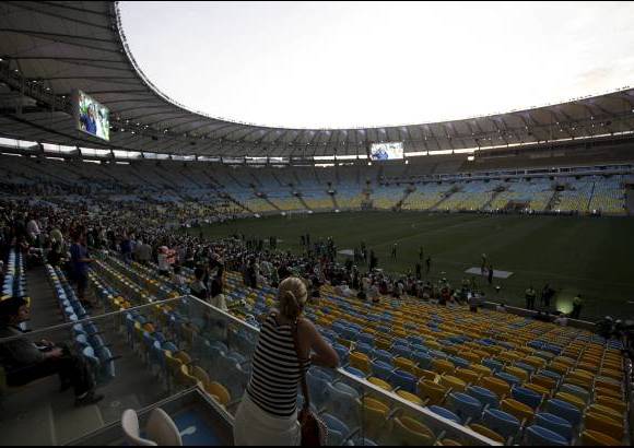 AP - Con un partido entre los amigos de Ronaldo y los amigos de Bebeto se mostraron al p&#250;blico las adecuaciones del estadio mundialista.