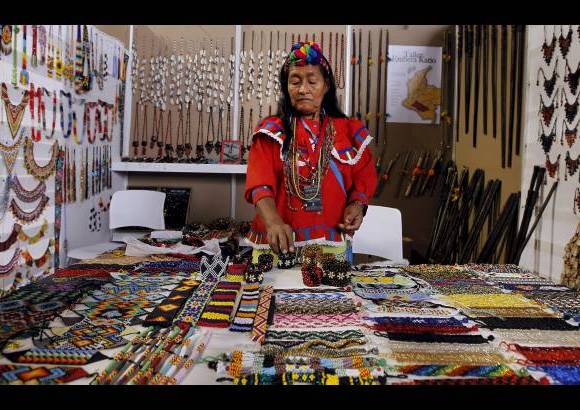 - La comunidad Emberá Katío muestra una amplia selección de accesorios tejidos a mano. Elaboran desde pulceras y colares, hasta prendas más complejas.