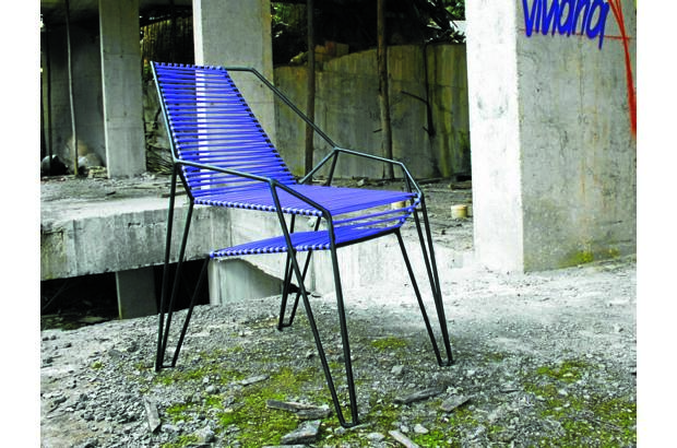 Costeña, una silla muy colombiana - Fabricada en hierro y PVC tejido a mano por artesanos, es un diseño de la firma bogotana Dosuno Design. Para uso interior y exterior, está inspirada en las mecedoras de caucho que se ven en la vía a la Costa y en buena parte del país. Una pieza con identidad colombiana pero con diseño de talla internacional. Más información en www.dosunodesign.com