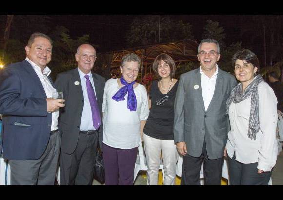 Edwin Bustamante - M&#250;ltiples especies de plantas fueron el deleite de los asistentes al coctel de apertura de Orqu&#237;deas, p&#225;jaros y flores el pasado martes en el Jard&#237;n Bot&#225;nico. En la imagen Fabio Ram&#237;rez, Francisco Sierra, Francoise Coupe, Liliana Wiesner, Farnando Ojalvo y Lina V&#233;lez.