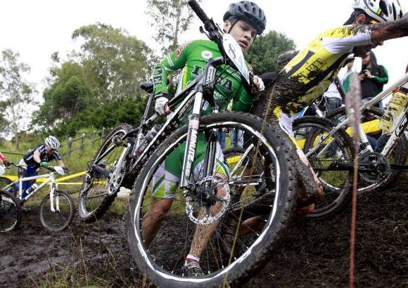 Donaldo Zuluaga - Por momentos tocó cargar la bicicleta para poder superar algunas zonas debido al pantano.