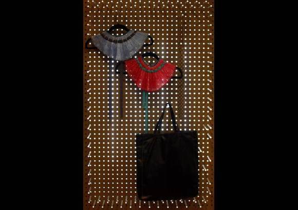 Cortes&#237;a - Para esta temporada, predominan los brazaletes de colores brillantes, tejidos a mano en macram&#233;, inspirados en la cultura africana.