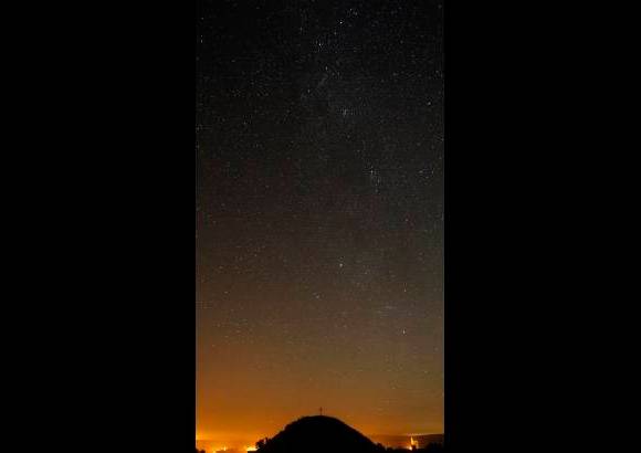 Reuters - Lluvia de estrellas en la colina en Leeberg Grossmugl, a unos 30 kil&#243;metros al norte de Viena, Austria.