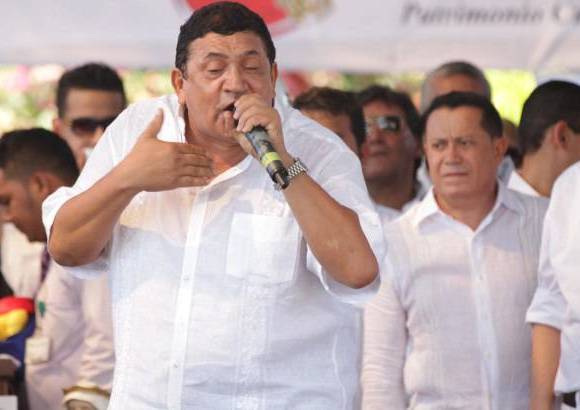 FOTO ALEX HEREIRA - Enviado especial Valledupar - Uno de sus amigos y colegas, Poncho Zuleta, dedic&#243; unas palabras al fallecido cantautor y a su familia, antes de cantar para Diomedes.