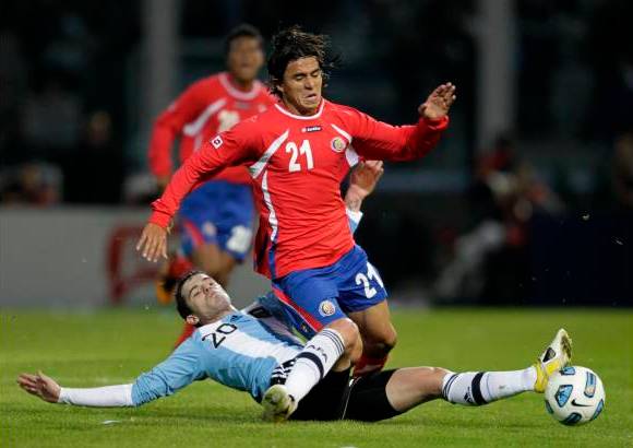 Reuters - Luego de empatar los dos primeros partidos cumpliendo paup&#233;rrimas presentaciones, Batista movi&#243; la estanter&#237;a e hizo entrar a Ag&#252;ero, Di Mar&#237;a, Fernando Gago y Gonzalo Higua&#237;n. Los cambios en el frente de ataque dieron resultado, ayudados en parte por la debilidad de un rival invitado a &#250;ltimo momento, que trajo muchos jugadores juveniles.
