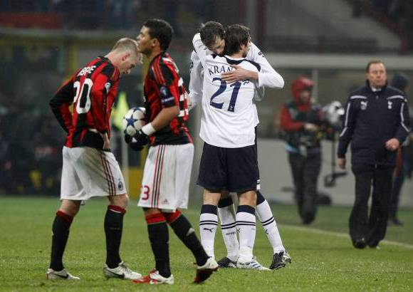 Reuters - Crouch y Lennon le causaron al equipo italiano, siete veces campe&#243;n de Europa, todo tipo de problemas.