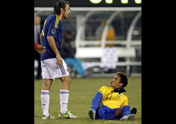 Reuters - Un encontronazo entre el veterano Yepes y el joven Neymar.