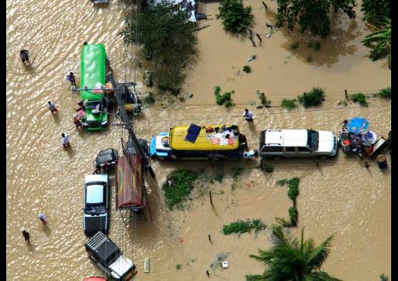 AP - El director del Centro de Prevención de Desastres, Benito Ramos, afirmó que equipos integrados por miembros del Ejército, la Policía y la guarda costera trabajan a destajo en la provincia de Bulacan, cercana a Manila, para rescatar a cientos de víctimas del tifón Nesat.