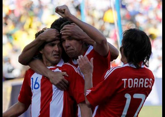 Reuters - Riveros puso el 2-0 que sería definitivo con un potente remate de pierna izquierda desde el borde del área.