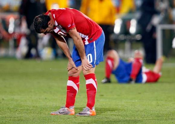 AP - La tristeza de los jugadores serbios al perder la oportunidad de sumar en el primer encuentro y, por el contrario, caer derrotados ante Ghana.