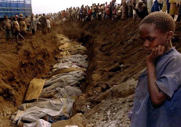 Reuters - El 20 de julio de 1994, una niña refugiada de Ruanda observaba desolada una fosa común en la que sepultaban decenas de cuerpos de víctimas de una matanza que en tres meses cobró la vida de 800 mil personas. La mayoría de las víctimas fueron tutsis, aunque también fueron exterminados hutus, la etnia a la que pertenecían los autores de la matanza.
