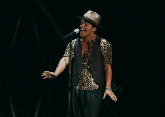 Reuters - Bruno Mars fue muy admirado en redes sociales por su presentaci&#243;n. El artista se llev&#243; dos premios: Mejor Coreograf&#237;a por Treasure y Mejor Video Masculino por Locked Out of Heaven.