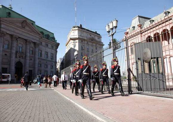 Diego Gonz&#225;lez - En la Plaza de Mayo se encuentra la Casa Rosada, centro del poder presidencial en Argentina.
