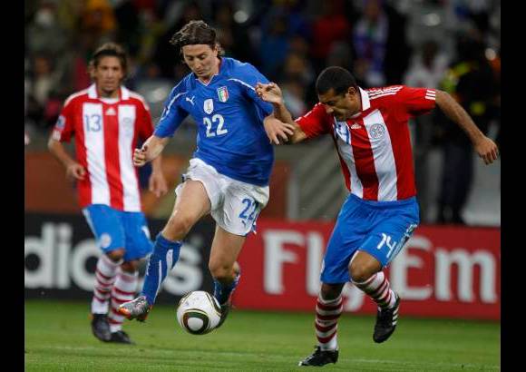 Reuters - El conjunto sudamericano tuvo el partido encarrilado. En su mano. Pero el desacierto de su meta le privó del triunfo y devolvió parte del crédito al criticado grupo de Marcelo Lippi, que no disipó sus dudas.