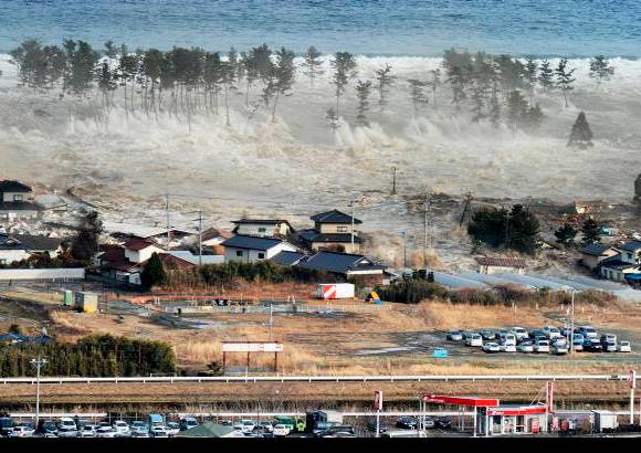 AP - La policía ha encontrado entre 200 y 300 cadáveres en la ciudad costera de Sendai. Está confirmada la muerte de otras 88 personas y 349 están desaparecidas. La cifra de víctimas con seguridad se incrementará debido a la magnitud del desastre.