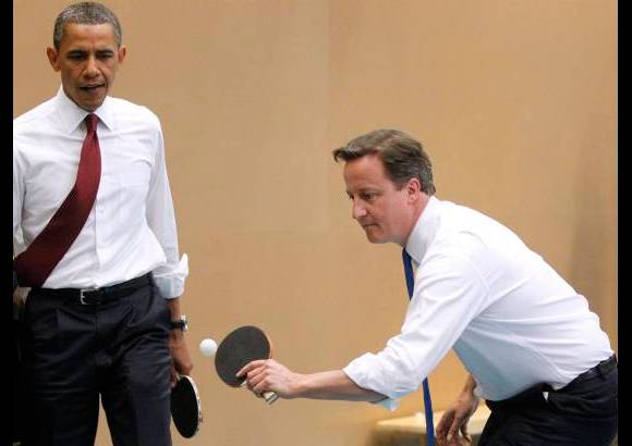 Reuters - Obama y Cameron se dirigieron, fuera de programa, a una escuela en un barrio deprimido de Londres, donde visitaron algunas de las aulas y se atrevieron a jugar una partida de ping-pong con dos de los alumnos.