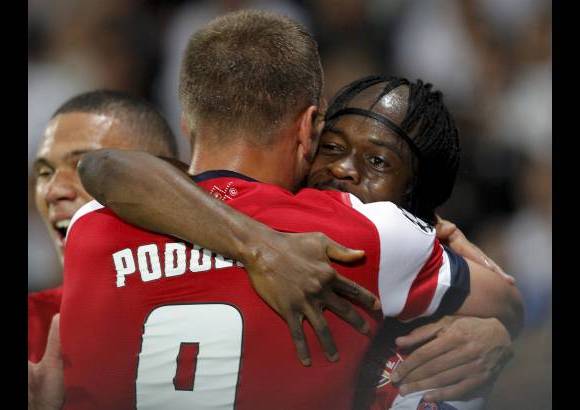 Foto Reuters - Podolski y Gervinho dieron la victoria al Arsenal.