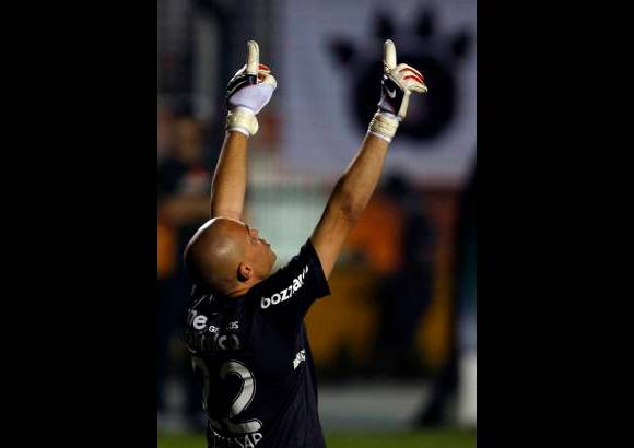 Reuters - Con el resultado favorable, el Corinthians levant&#243; el pie del acelerador y se limit&#243; a controlar a los colombianos en el centro del campo.