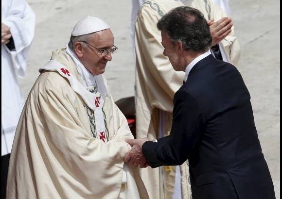 Reuters - El presidente Juan Manuel Santos saluda al Papa Francisco en la ceremonia de canonización de la Madre Laura.