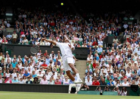 Reuters - Su rival, Tsonga, duodécimo favorito, lideró el partido al comenzar. Si bien su servicio fue apabullante durante todo el torneo para liderar el ranquin de sacadores hasta ahora con 120 "aces" (en seis partidos), su resto también se colocó este viernes a la misma altura. Rompió el servicio de Djokovic en el primer juego del encuentro.