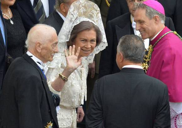 FOTO AFP - La Reina Sofía de España y más de 20 jefes de Estado presenciaron la ceremonia de canonización de los dos Papas.