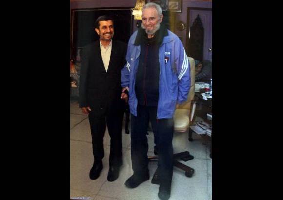 Reuters - La web oficial Cubadebate publicó las fotografías de ese encuentro divulgadas por la Presidencia de Irán, donde se ve a Ahmadineyad con Fidel Castro, ambos muy sonrientes.