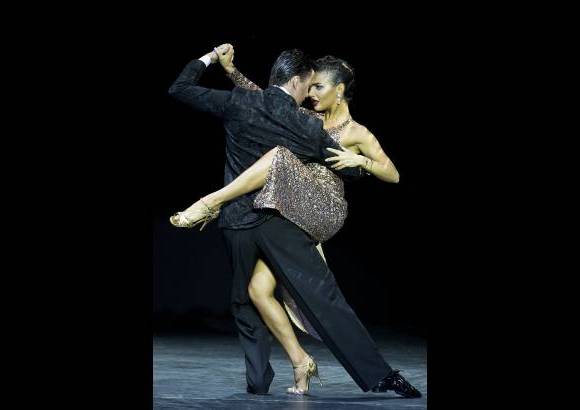 AP - Bailarines rusos tambi&#233;n participan en la Copa Mundial de Tango en Buenos Aires, Argentina. En escena Dmitry Vasin y Esmer Omerova.