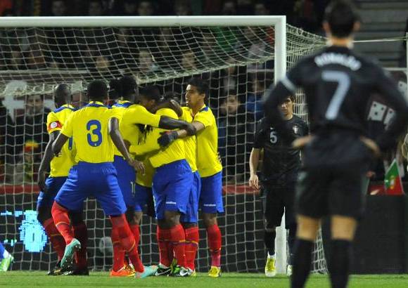 AP - Ecuador dio la sorpresa de la fecha Fifa al vencer a la selecci&#243;n portuguesa de Cristiano Ronaldo por 2-3, liderado por Felipe Caicedo y Antonio Valencia.