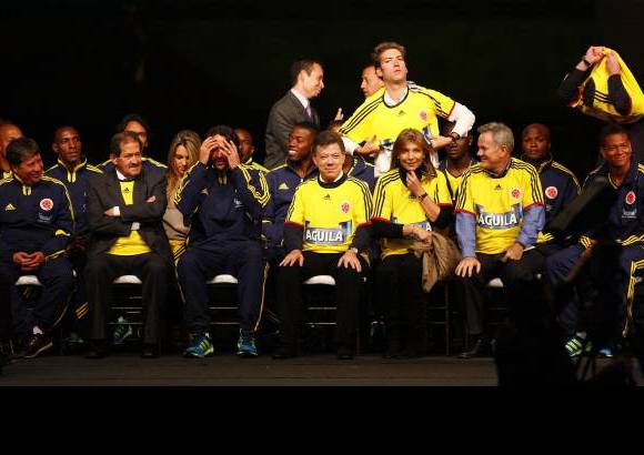 Colprensa - La entrega de la Bandera de la Alegría se entregó días antes de que viajen a la Copa América que se realizará en Argentina.
