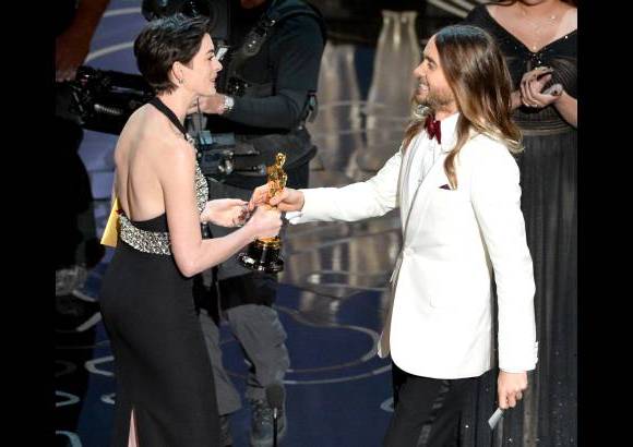 AFP - Anne Hathaway entrega el premio como Mejor Actor de Reparto a Jared Leto por El Club de los desahuciados.