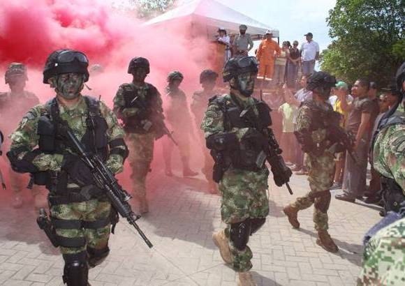 Colprensa - Por las principales calles de Sincelejo se realizó un desfile en el que participaron la Armada Nacional, la Policía, la Defensa Civil y algunas instituciones educativas.