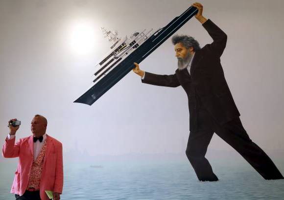 AP - Sentados hambrientos entre nuestro oro es la propuesta del brit&#225;nico Jeremy Deller.