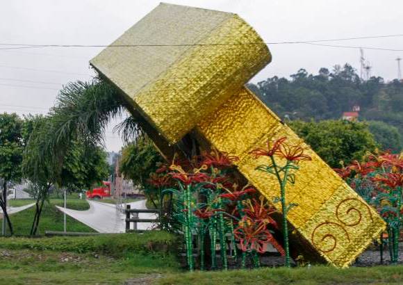 Esteban Vanegas - Algunos de los dise&#241;os de los alumbrados, en el Paseo del r&#237;o, no soportaron los embates de los vientos.