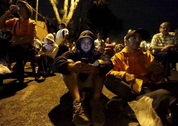 AP - Muchos venezolanos llegaron a las tres de la madrugada para garantizar su votaci&#243;n.