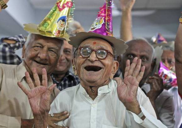 AP - Adultos mayores participan en las celebraciones con motivo del D&#237;a Internacional de las Personas de Edad en un ancianato en Ahmadabad, India.