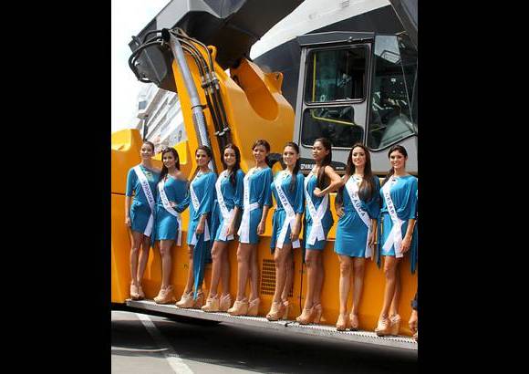 Foto Colprensa - Cientos de personas, entre ellos empleados del Puerto de Cartagena, recibieron a las beldades.