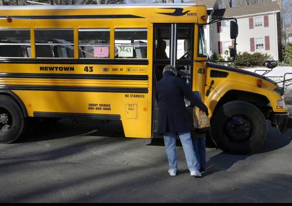 Reuters - Cientos de menores que escaparon el mes pasado a un terrible ataque en una escuela primaria en Newtown, Connecticut, han vuelto a sus aulas por primera vez desde que un hombre armado mató a 20 de sus compañeros y a seis miembros del plantel.