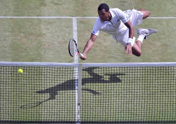 Reuters - Incomprensiblemente para el público, Tsonga llegaba a todas las bolas. Djokovic se desesperaba. Eso lo llevó a lanzar la pelota fuera de la pista en el momento más decisivo y dejar correr así la primera de las siete bolas de "break" que tuvo en el set inicial.