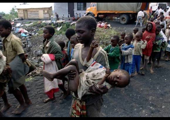Reuters - El 19 de julio de 1994, un niño pequeño, demasiado débil para caminar, era transportado por otro niño después de llegar a un orfanato de la Cruz Roja, cerca de Goma, que albergaba a 150 menores recogidos de las calles.