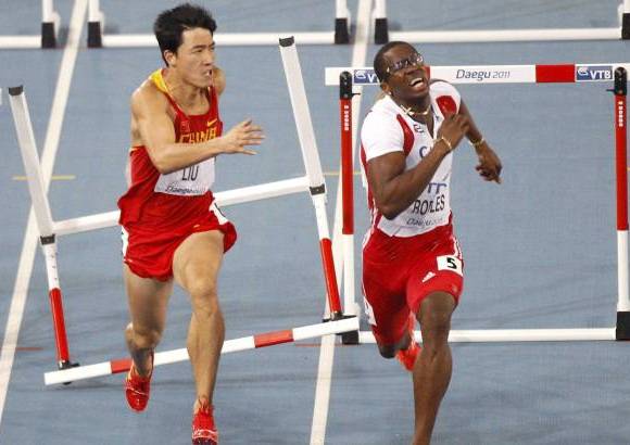 Archivo - El cubano Dayron Robles tiene la plusmarca mundial de atletismo de 110 metros vallas con un tiempo de 12,87 segundos, gan&#243; oro en los Ol&#237;mpicos de 2008. Liu Xiang (izquierda) es la principal figura del atletismo chino, su mejor marca es 12,88 segundos, gan&#243; oro en los Ol&#237;mpicos de Atenas 2004. Ambos atletas son los favoritos para la carrera de 110 metros vallas.