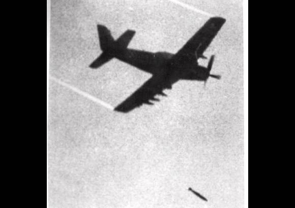 AP - Un avi&#243;n Skyraider de la Fuerza A&#233;rea de Vietnam dej&#243; caer una bomba incendiaria con napalm y f&#243;sforo blanco sobre el pueblo Trang Bang.