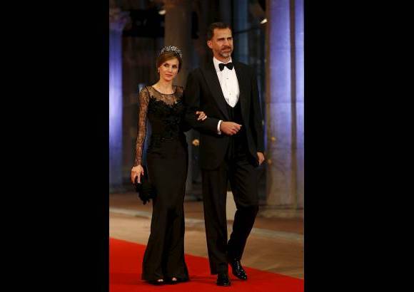 AP - La llegada de los Pr&#237;ncipes de Asturias, Felipe de Borb&#243;n y Letizia Ortiz, a la cena de gala que ofrece la reina Beatriz de Holanda para despedir su reinado.