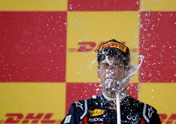 Reuters - La estrella alemana de 24 años, que se convirtió en el más joven bicampeón de la serie, ha logrado nueve victorias esta temporada para la escudería Red Bull.