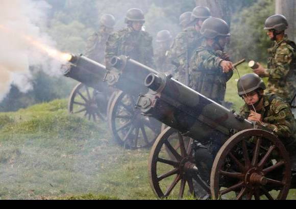 AP - Honores militares al mandatario colombiano.